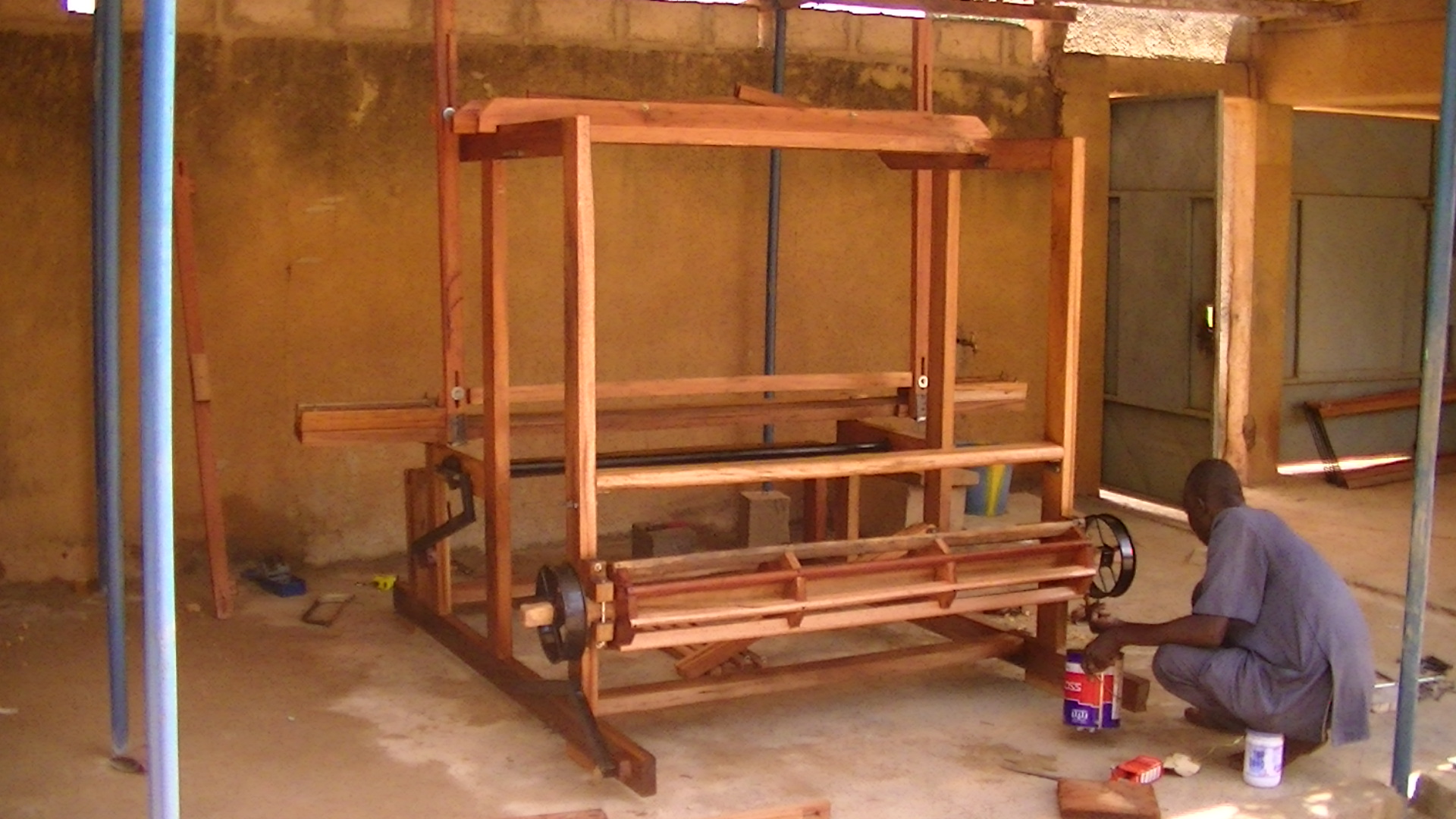 Installation du premier métier à tisser en bois Afrika Tiss