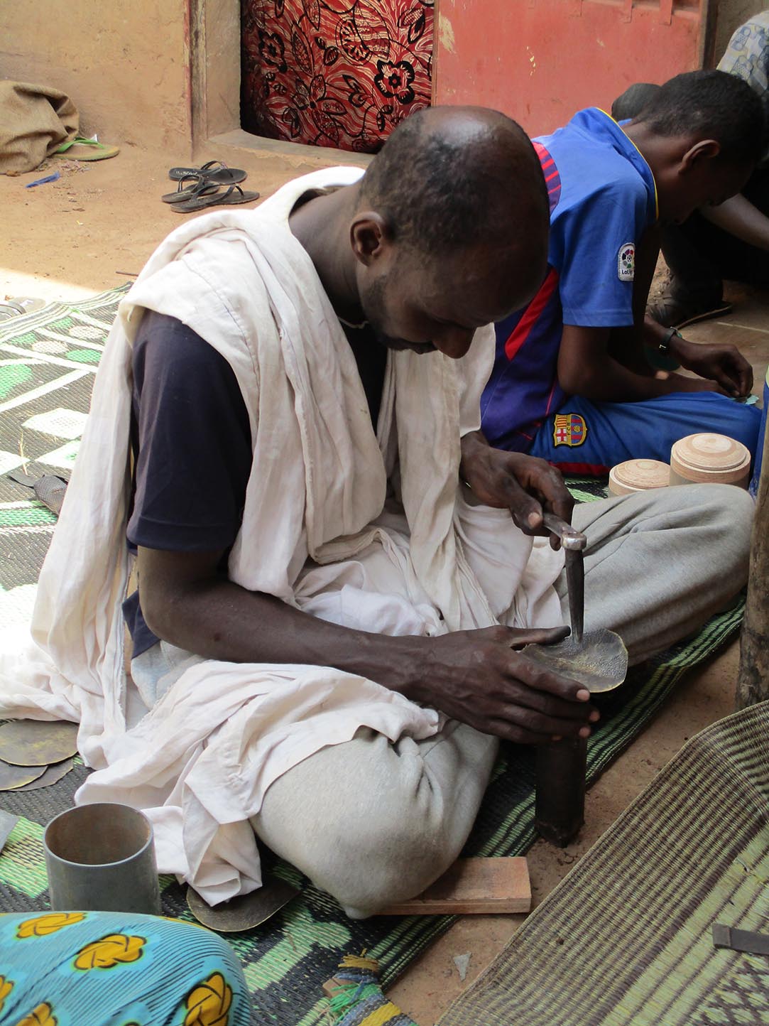 artisanat touareg, le martelage