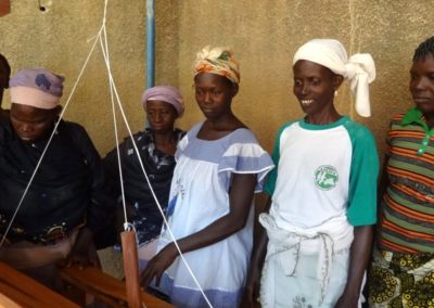 Découverte du tissage traditionnel par les futures stagiaires