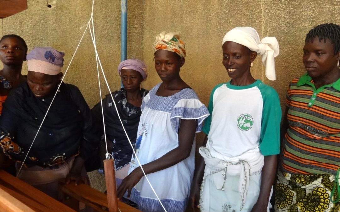 Découverte du tissage traditionnel par les futures stagiaires